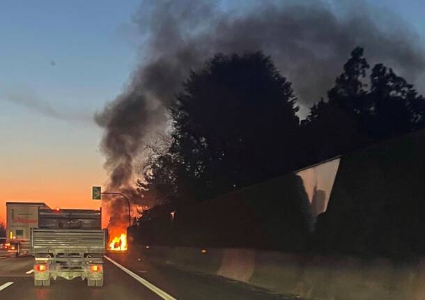 Auto in fiamme A8 legnano 