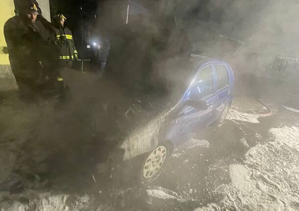 Auto in fiamme in via Ronchi 