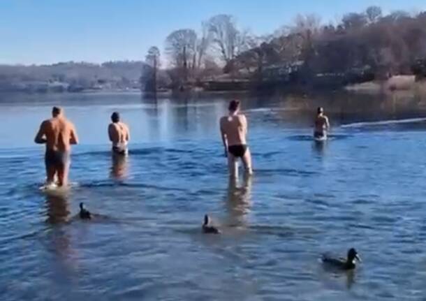 Bagno lago di monate gelato