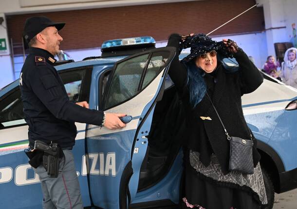 A Gallarate la Befana arriva sull’auto della polizia