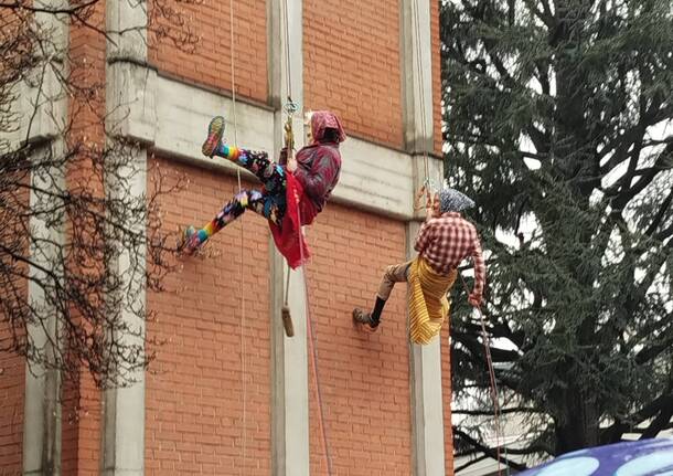 Le befane scendono dal campanile di San Bernardo a Castellanza