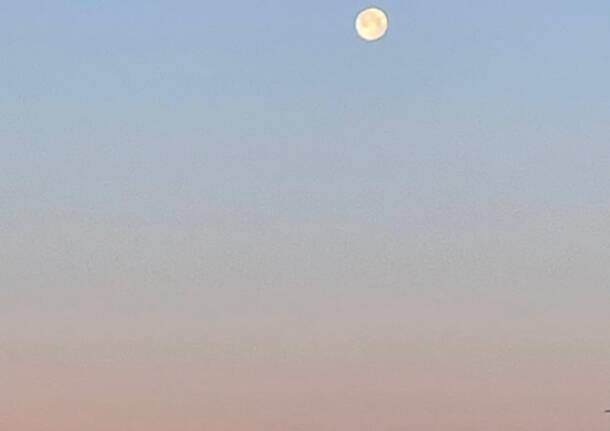 Vista monterosa con luna