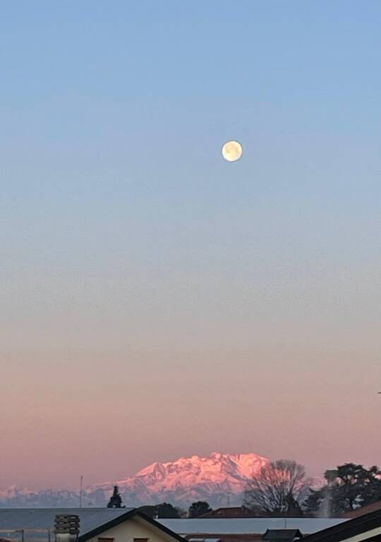 Vista monterosa con luna