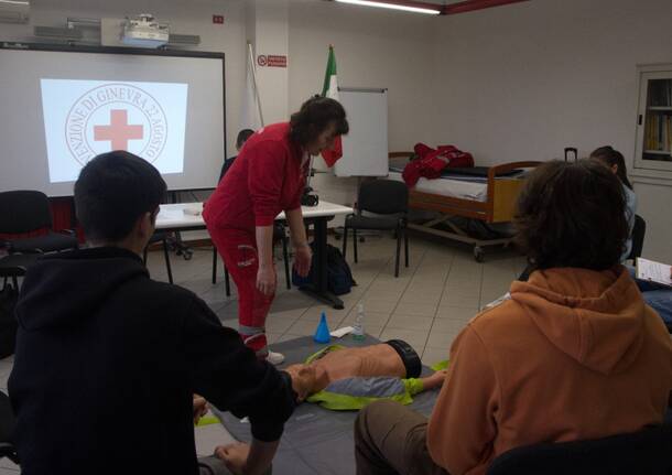 Imparare a usare il defibrillatore, a lezione di 270 studenti del Liceo Ferraris di Varese