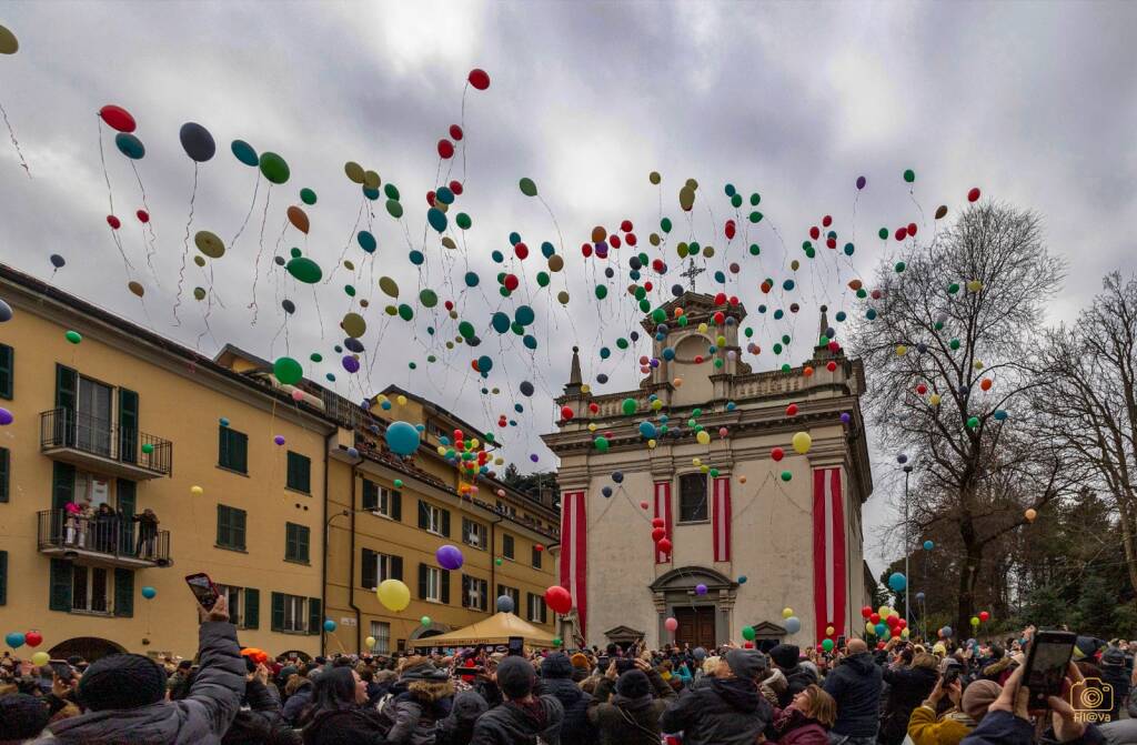 Cuccioli, palloncini e pane alla festa di sant’Antonio