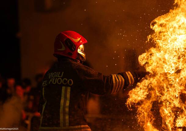 Varese fa festa intorno al fuoco del falò di Sant’Antonio