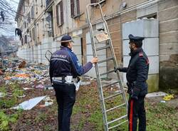 Forze dell'Ordine al caseggiato inagibile di via Dante a Cerro Maggiore contro gli abusivi