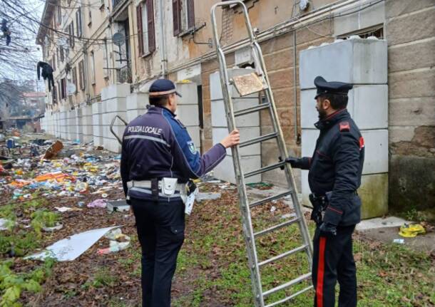 Forze dell'Ordine al caseggiato inagibile di via Dante a Cerro Maggiore contro gli abusivi