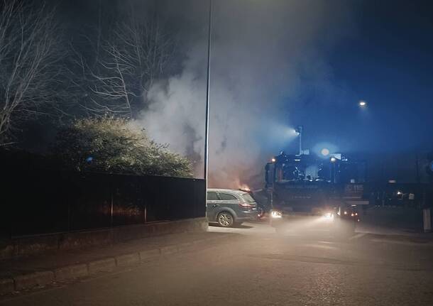 Fuoco d’artificio “sfugge al controllo”, incendiate tre auto a Oggiona Santo Stefano