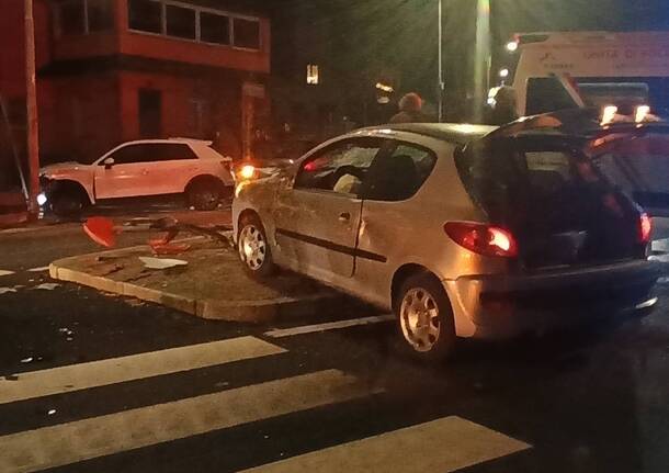 Auto in fiamme sull’A8 a Legnano: disagi al traffico