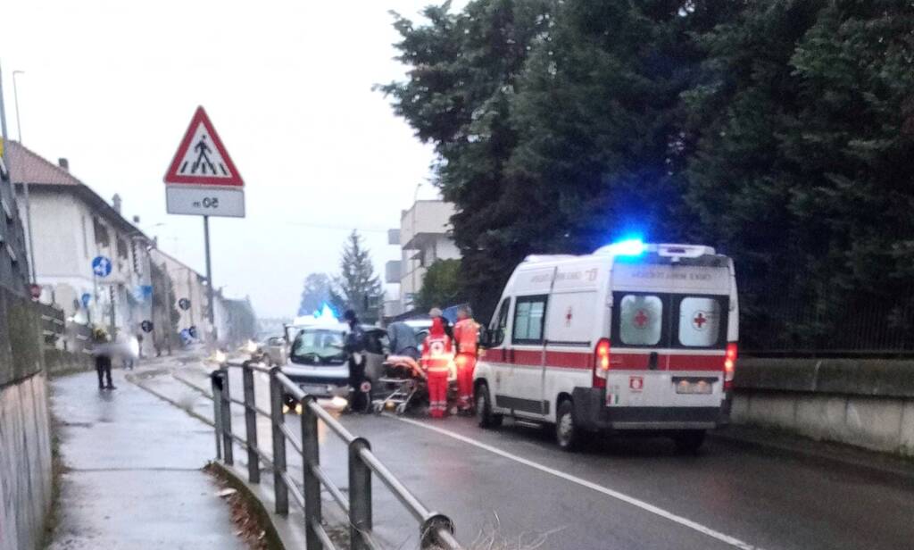 Incidente tra due auto in via Bainsizza a Legnano 