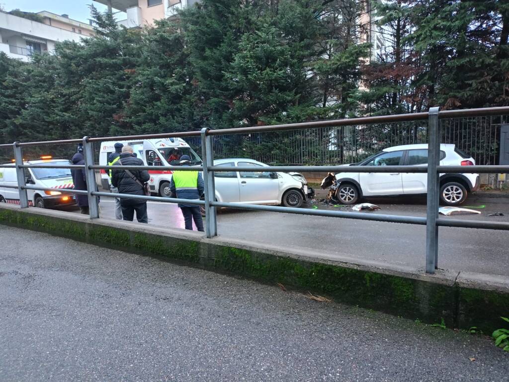 Incidente tra due auto in via Bainsizza a Legnano 