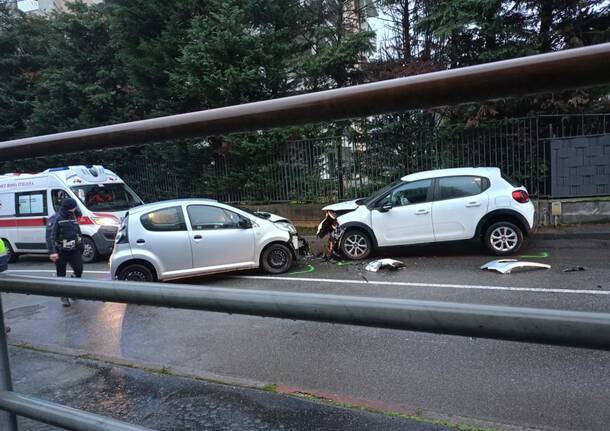 Scontro fra due auto in via Banisizza a Legnano