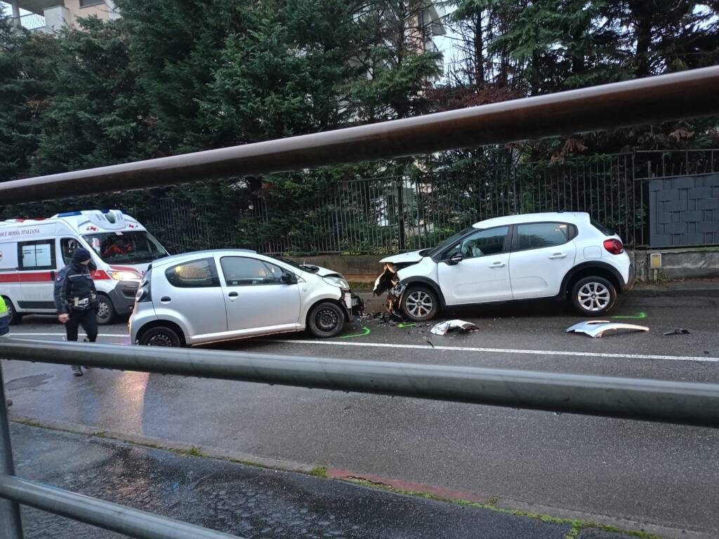 Incidente tra due auto in via Bainsizza a Legnano 