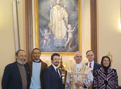 L'artista di Villa Cortese Albert Edwin Flury "firma" un nuovo dipinto di Sant'Antonio Maria Zaccaria