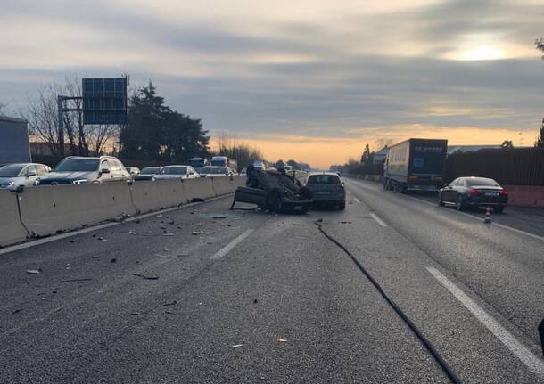 Ribaltamento in autostrada A8