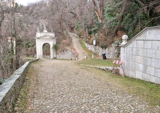 Rimosso l’albero caduto sulla salita del sacro Monte