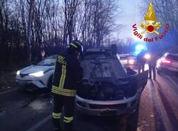 Si ribalta un'auto a Cairate