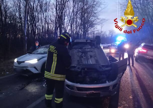 Si ribalta un’auto a Cairate