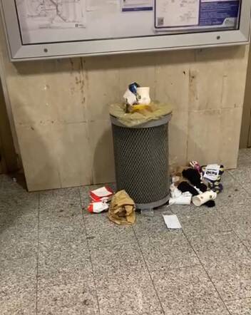 Stazione a Legnano, i bivacchi nella sala d’attesa 