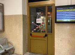 Stazione a Legnano, i bivacchi nella sala d’attesa 