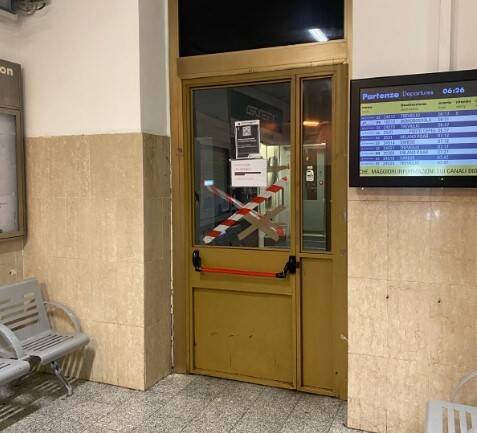 Stazione a Legnano, i bivacchi nella sala d’attesa 