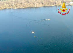 Aliante precipita nel lago di varese