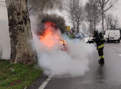 auto in fiamme a Saronno