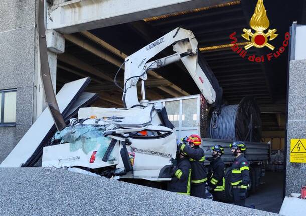 busto arsizio camion travolto lastre cemento