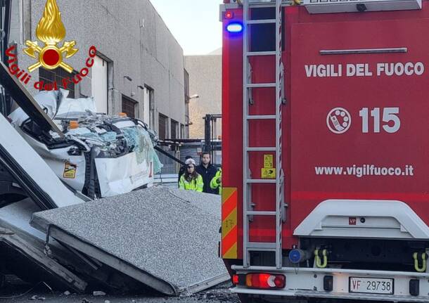 Camion travolto da lastre di cemento