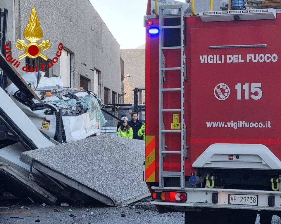 busto arsizio camion travolto lastre cemento