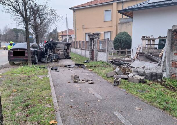 Busto Garolfo: 37enne perde il controllo della sua auto e finisce contro una Tesla e la recinzione di una casa