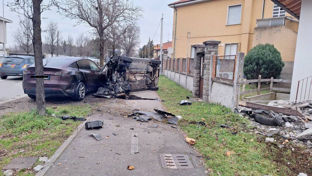 Busto Garolfo: 37enne perde il controllo della sua auto e finisce contro una Tesla e la recinzione di una casa 