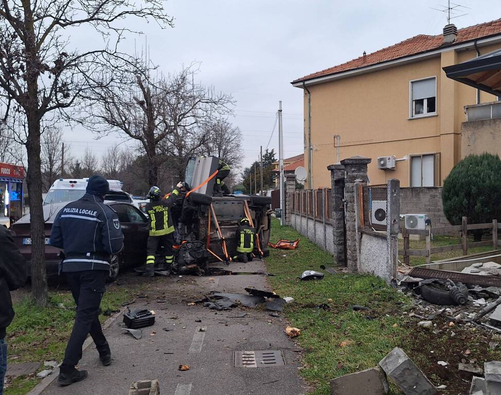 Busto Garolfo: 37enne perde il controllo della sua auto e finisce contro una Tesla e la recinzione di una casa 