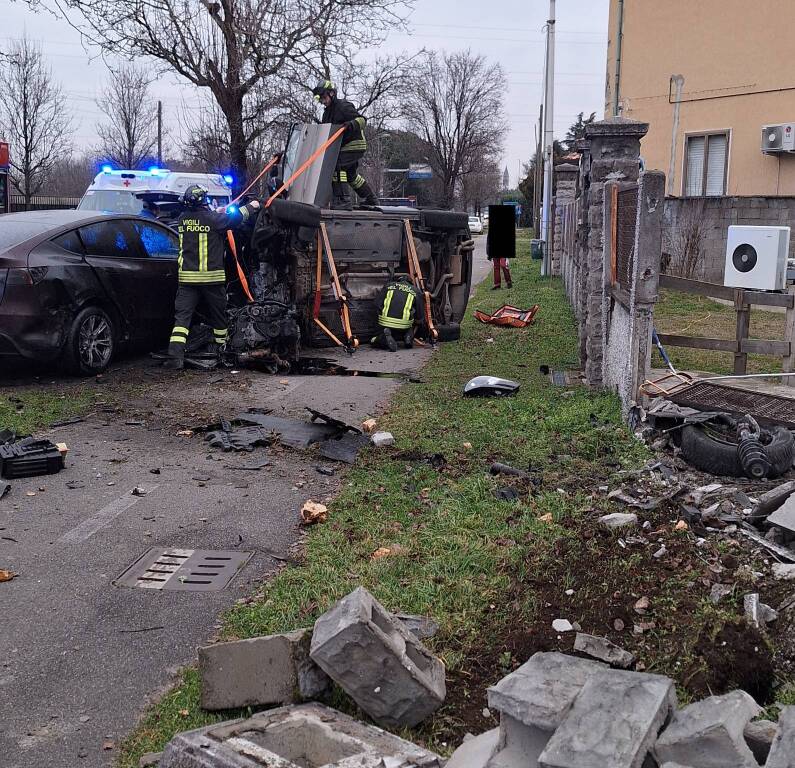 Busto Garolfo: 37enne perde il controllo della sua auto e finisce contro una Tesla e la recinzione di una casa 