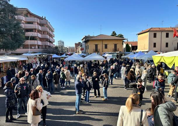 Candelora: via Dante e Piazza SS. Redentore gremite di curiosi