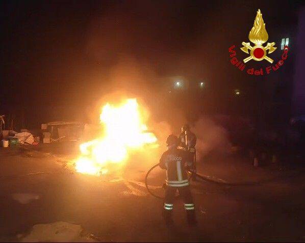 Incendio auto a Cugliate Fabiasco