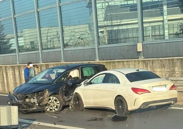 Incidente in A8 all\'uscita di Gazzada Schianno