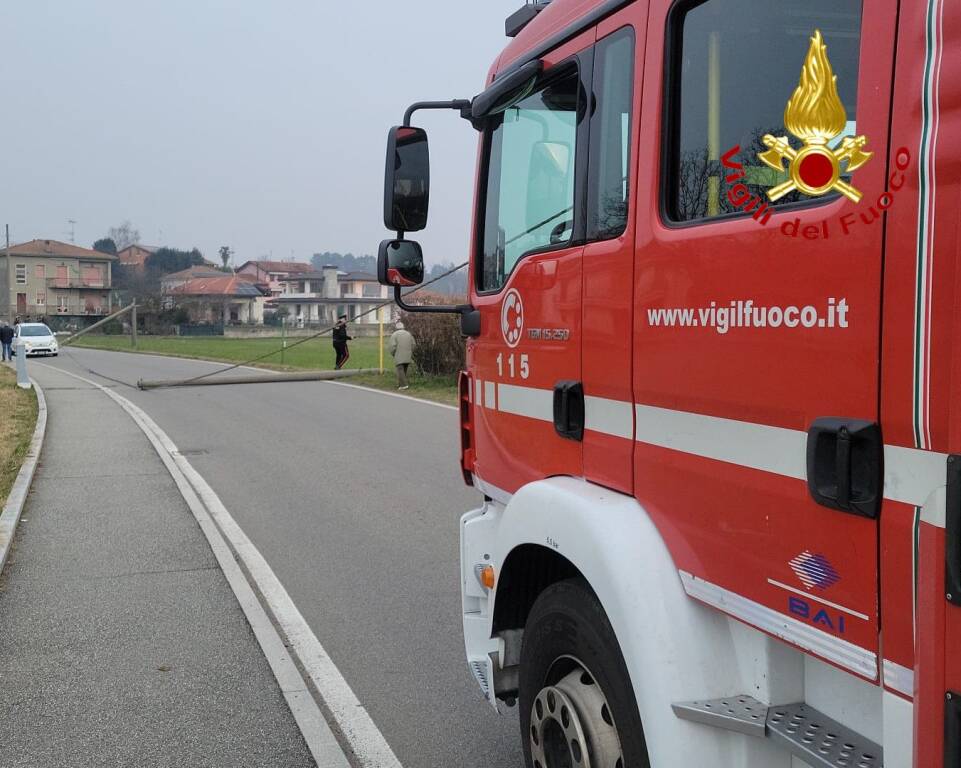 Tre pali a terra a causa di un\'auto fuori strada a Casale Litta