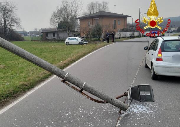 Due pali della luce a terra a causa di un’auto fuori strada a Casale Litta