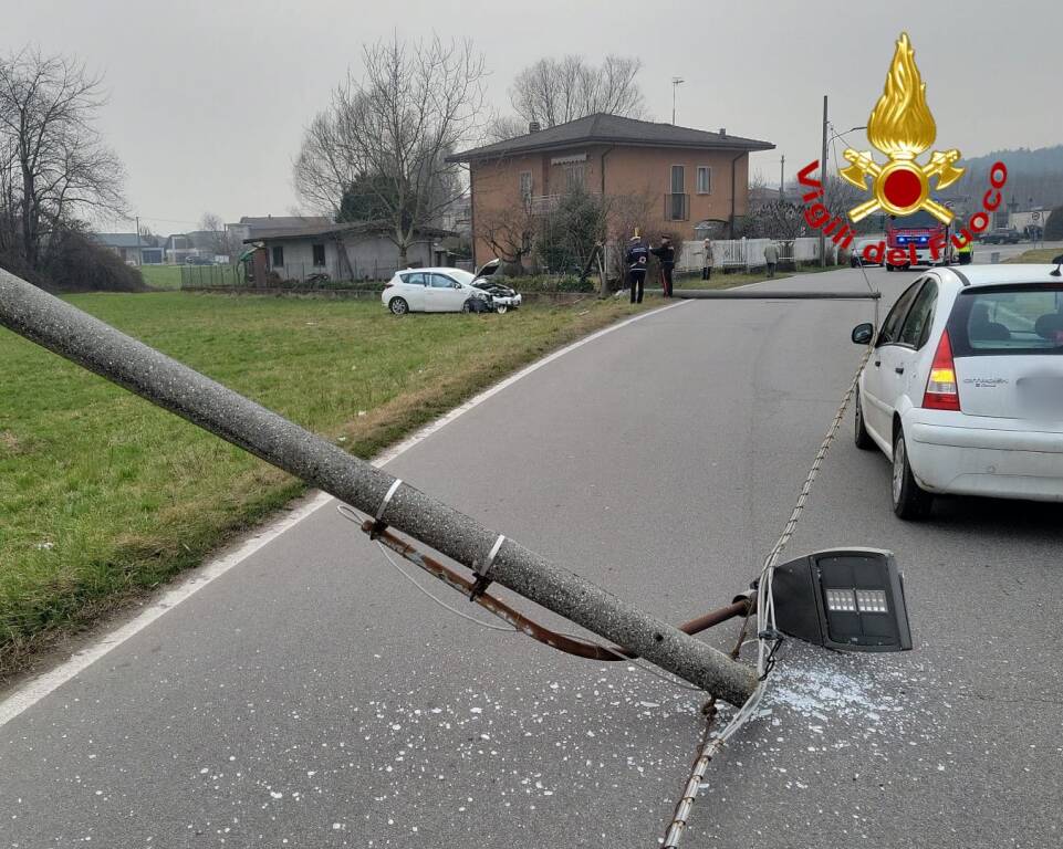 Tre pali a terra a causa di un\'auto fuori strada a Casale Litta