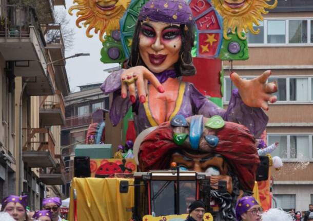 Carnevale canturino 2025, le immagini delle prime sfilate