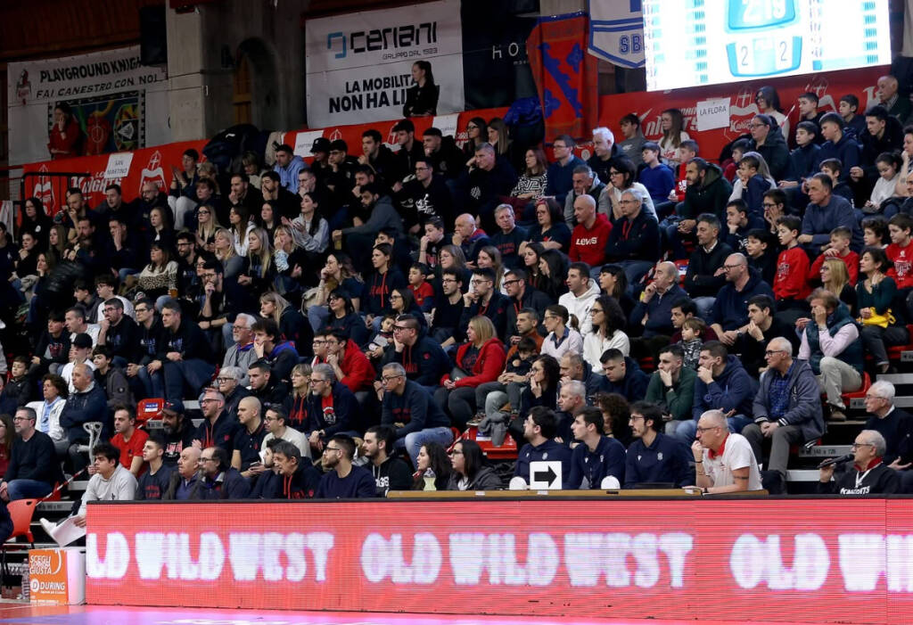 Delegazione di Ebolowa al Legnano Basket