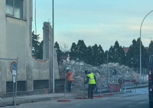 demolizioni in corso alla ex Gianazza e alla ex Fonderia Cerrese