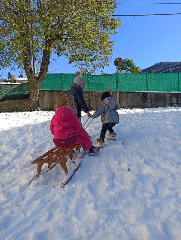 L'asilo di Ghirla porta i bimbi a sciare