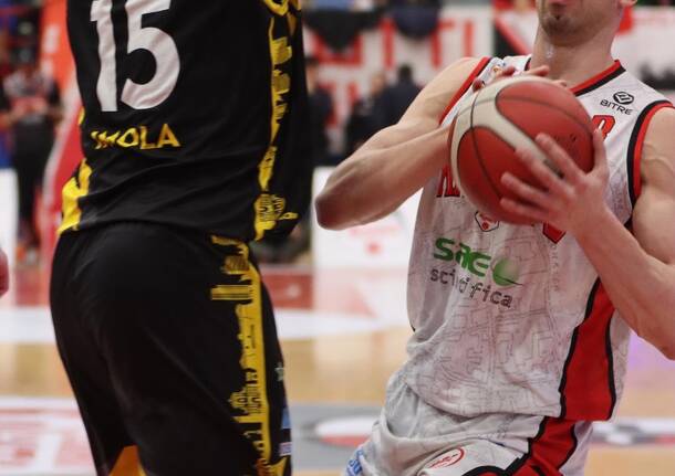 La sfida tra Legnano Basket e Virtus Imola nelle foto di Viola Dimi