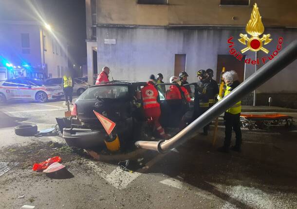 Si schianta contro un muro con l’auto e danneggia la conduttura del gas, ferito un ventunenne