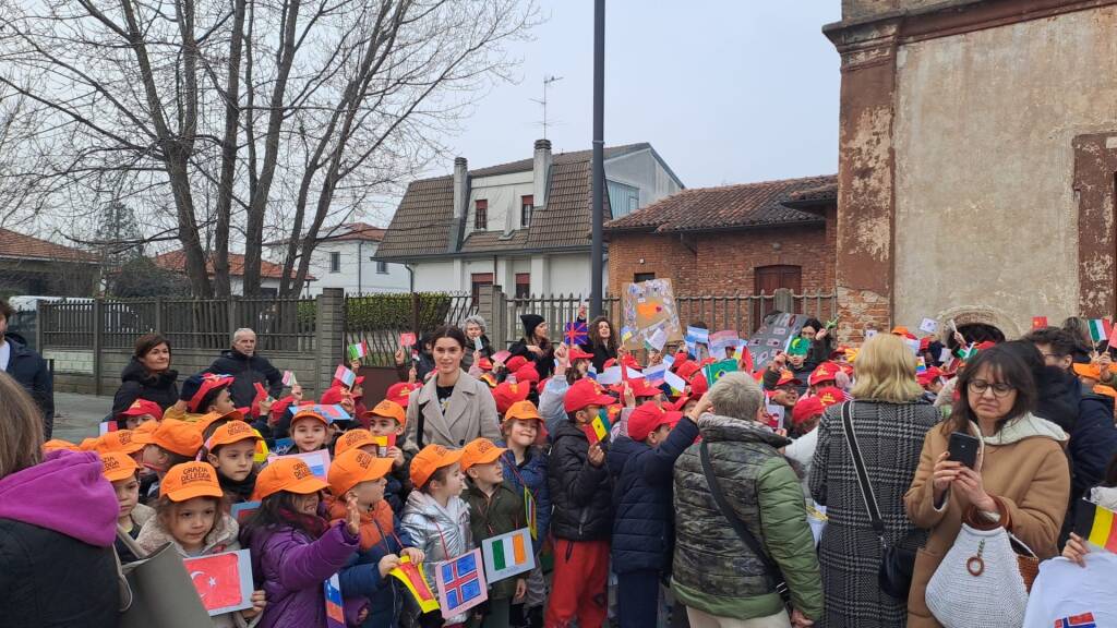 Marcia dell'Intercultura alle scuole Deledda di Legnano 