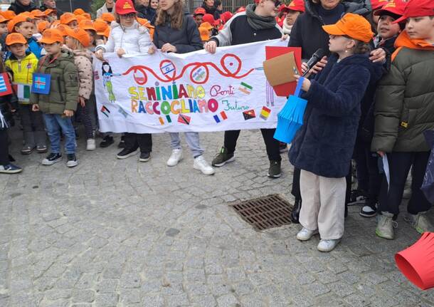 Marcia dell'Intercultura alle scuole Deledda di Legnano 