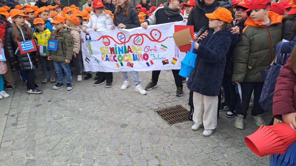 Marcia dell'Intercultura alle scuole Deledda di Legnano 